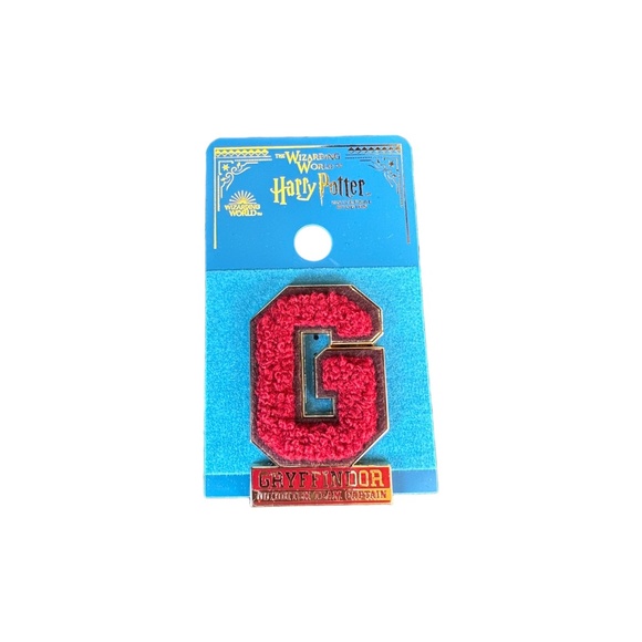 Universal Studios Harry Potter Gryffindor Quidditch Team Captain Felt Enamel Pin - Picture 1 of 1